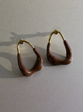 浓情巧克力。精致金色镂空线条棕咖色珐琅滴釉耳钉925银针高级感