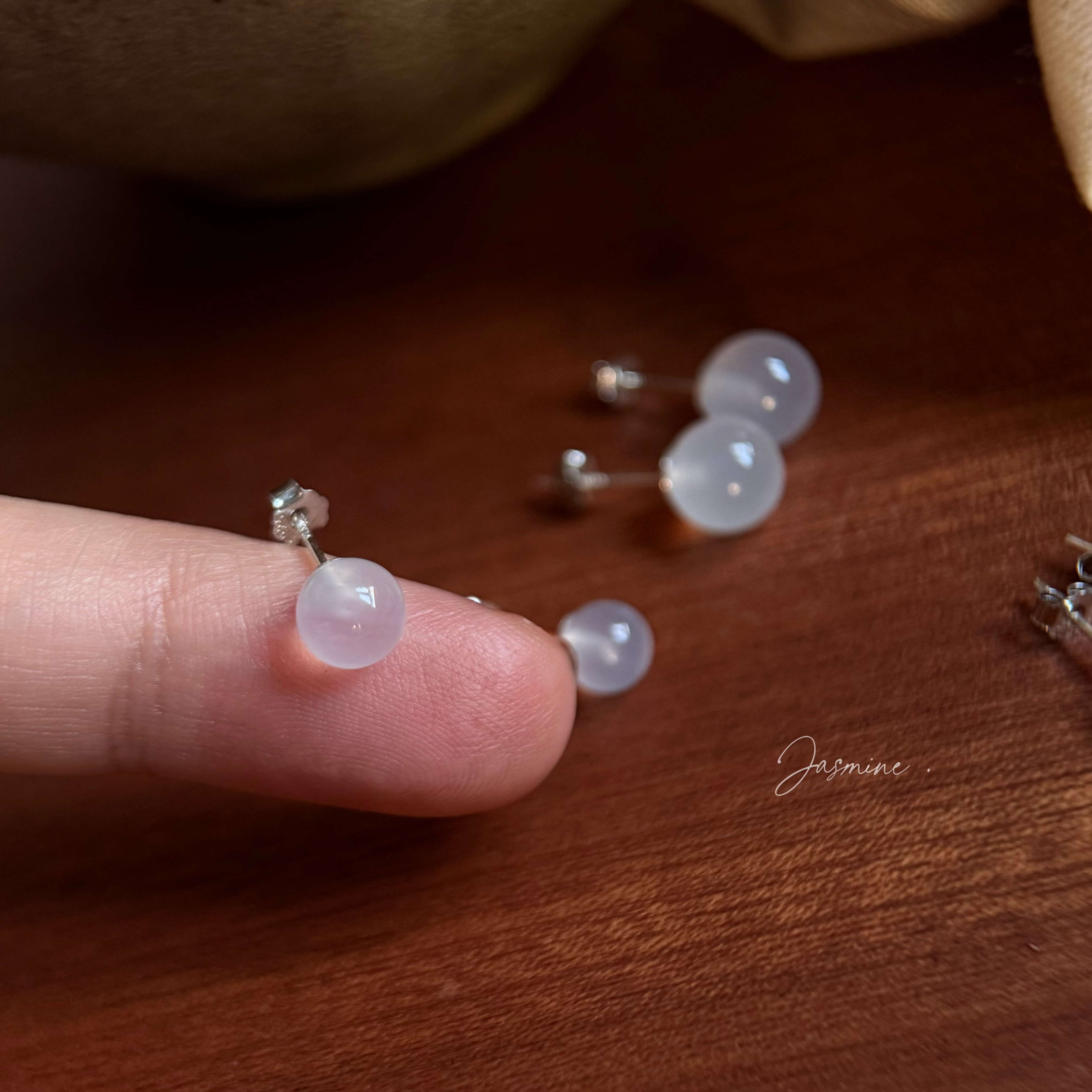 纯银荔枝冻白玛瑙耳钉