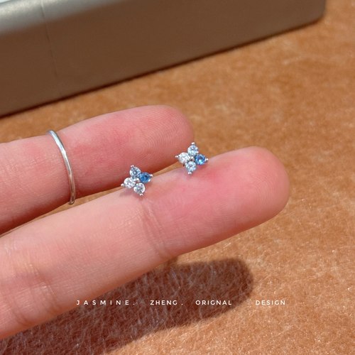 mini冰蓝渐变四叶草医用钛钢耳钉