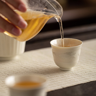 定窑白陶瓷鱼藻纹浮雕主人杯品茗杯家用复古个人泡茶杯 皓澜庭中式