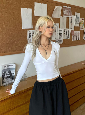 YAMMYUKI美式哥特风字母印花V领性感长袖T恤女修身显瘦打底衫上衣