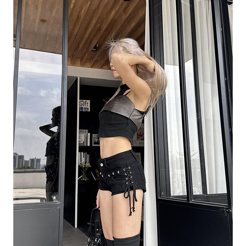 侧面绑带性感低腰柳钉包臀短裤