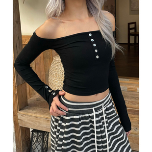 YAMMYUKI美式一字肩长袖T恤女黑色纽扣爵士修身显瘦短款打底上衣