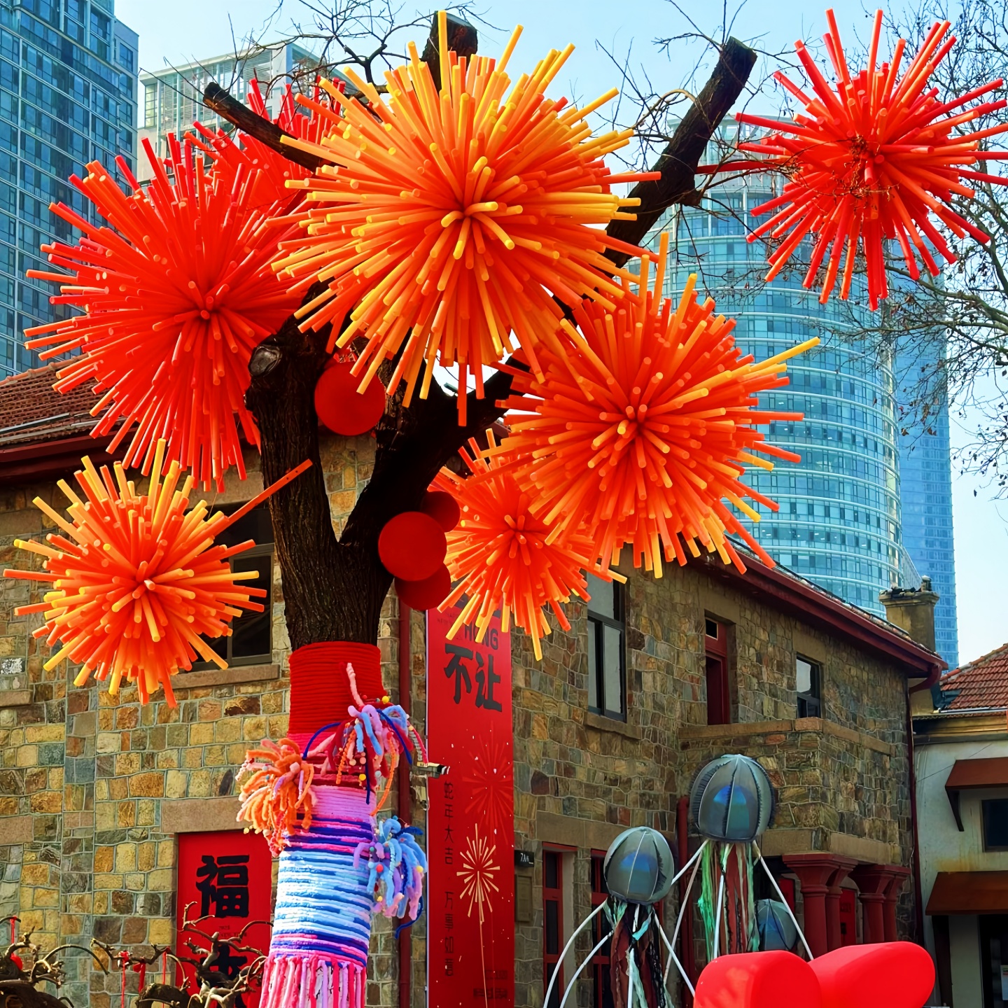 烟花树新年元旦烟花装置布置多巴胺彩色泡沫条海绵棒商场户外美陈