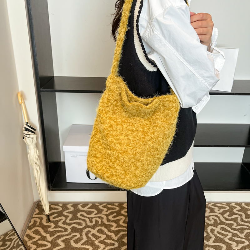 毛茸茸水桶包女2025秋冬韩系新款