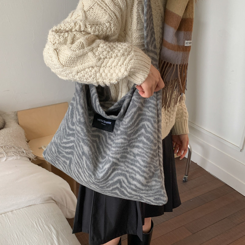 韩系慵懒风毛绒斜挎托特包女2025秋冬新款大容量通勤包豹纹单肩包