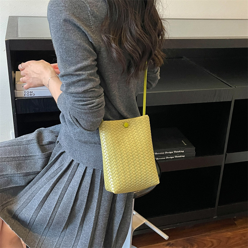 斜挎随身小包编织手机包女2026夏季新款迷你轻便精致高级感小包包