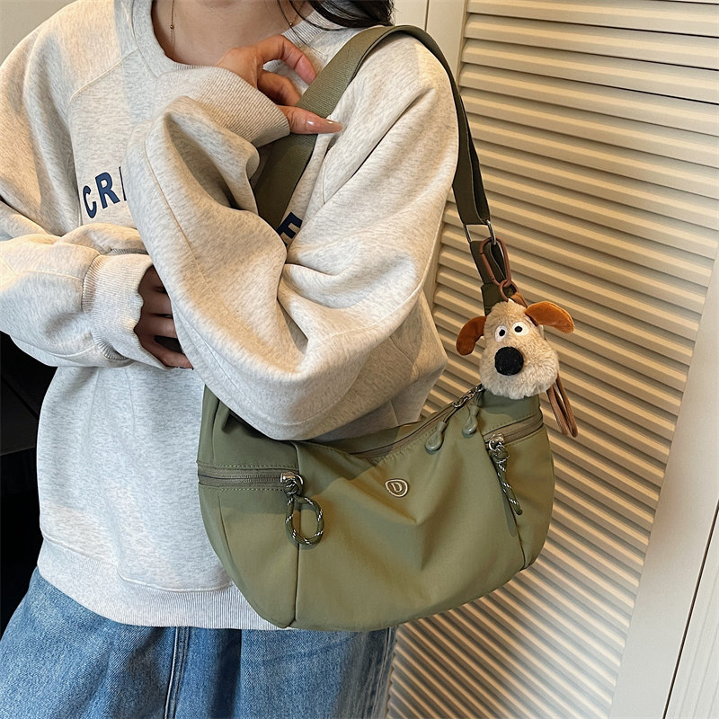 慵懒风月牙帆布包女2026新款轻便大容量时尚斜挎包休闲百搭饺子包