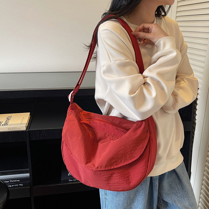 红色帆布斜挎包女2025新款韩系ins风百搭简约饺子包女单肩托特包