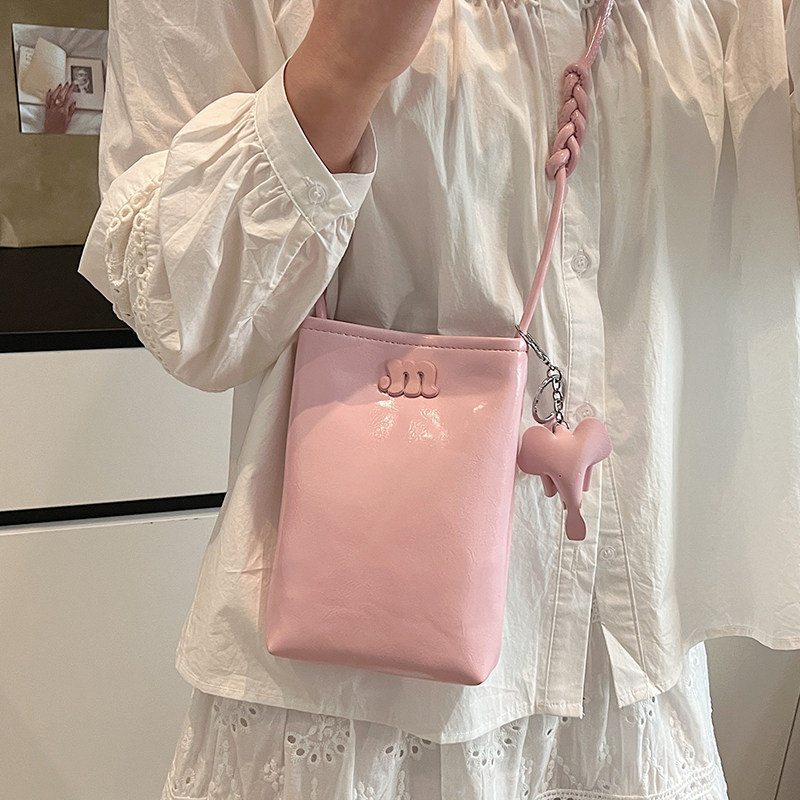 漆皮亮面小包包女2025夏季新款精致散步手机包高级感迷你斜挎包