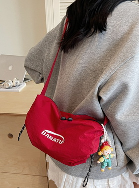 牛津布斜挎小包包女2025新款高颜值通勤手机包轻便红色拉链饺子包