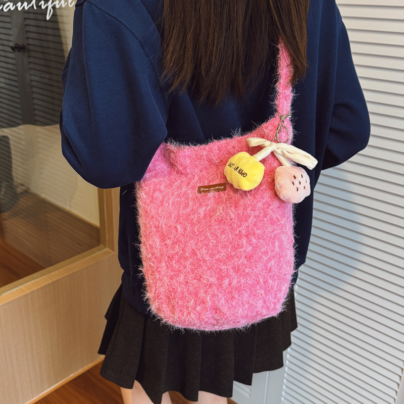 多巴胺水桶毛毛包2025新款韩版少女百搭斜挎包大容量毛茸茸通勤包