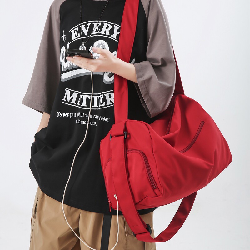 休闲运动红色单肩斜挎包女大容量防水尼龙旅行包袋干湿分离健身包