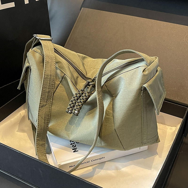 大容量工装风斜挎帆布包女日系新款小众邮差包ins大学生上课背包