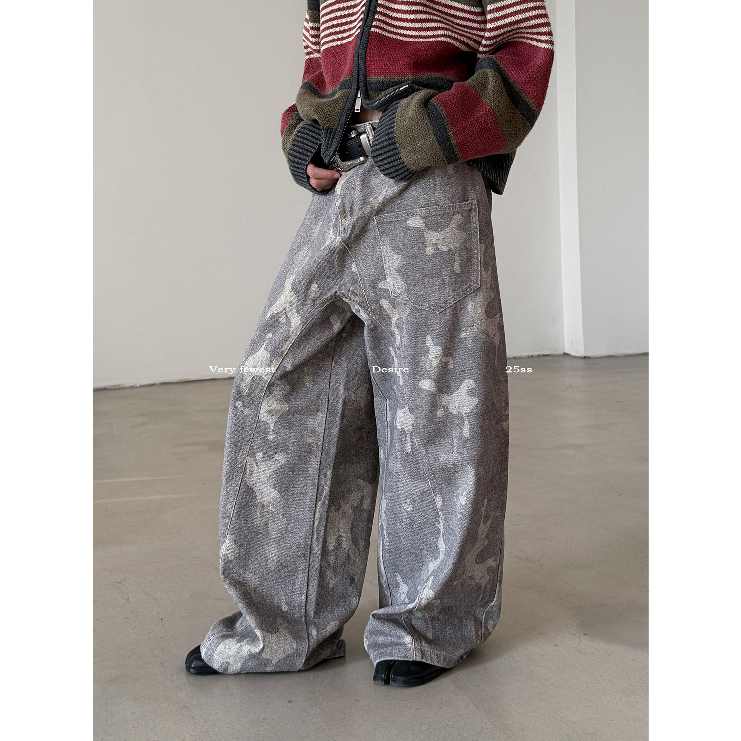 不规则解构做旧水洗迷彩牛仔裤