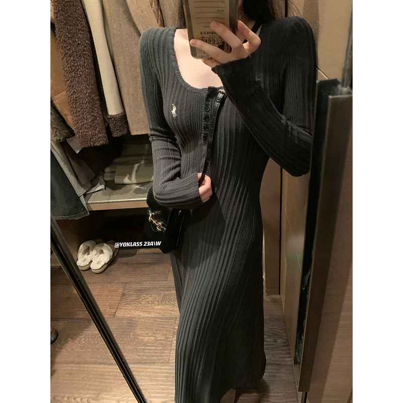 王少女的店灰色针织打底连衣裙秋冬气质方领内搭坑条纹显瘦长裙子