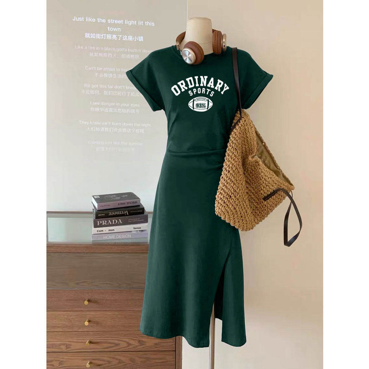 绿色短袖t恤女中长款2025新款夏季橄榄球开叉修身显瘦法式连衣裙