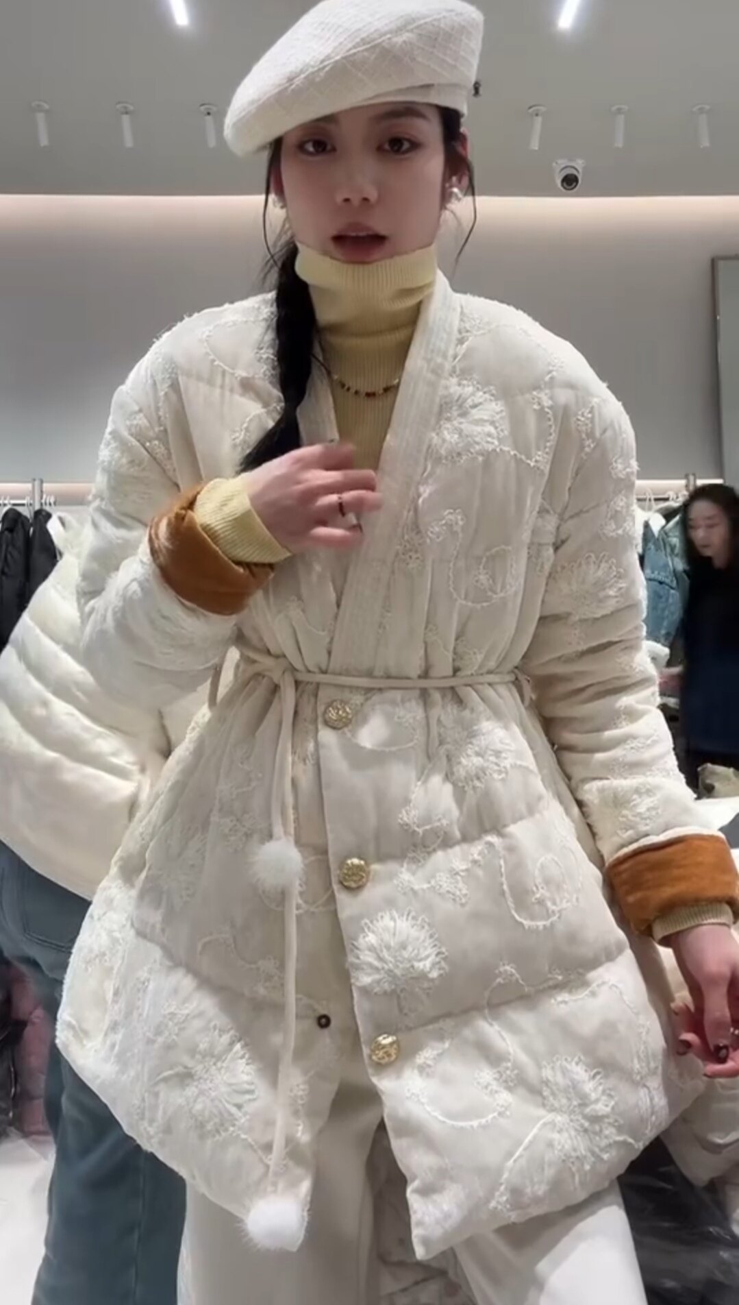 欧洲站2025冬季新款高级感立体花朵系带收腰羽绒服外套百搭上衣女