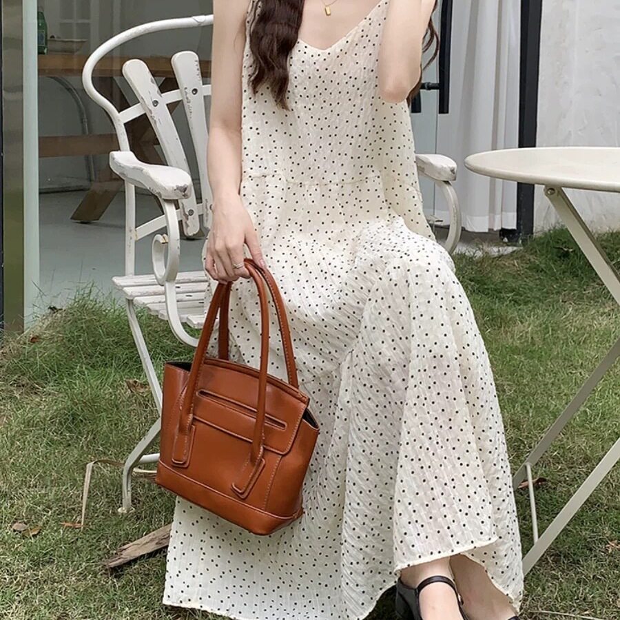 夏季韩范性感可爱小女人显瘦气质洋气波点吊带V领褶皱连衣裙