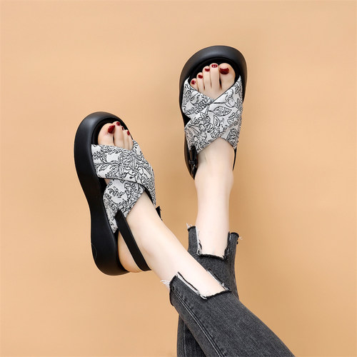 刺绣新款防滑夏季休闲沙滩鞋风格