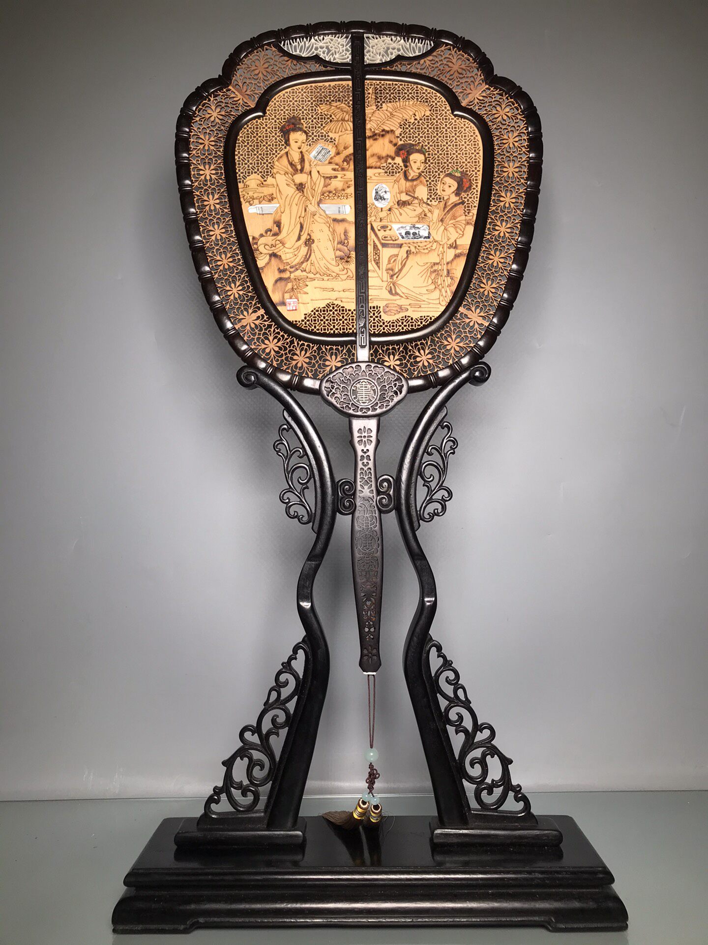 골동품 및 기타 골동품 나무 조각 컬렉션 침향으로 상감된 흑단 손으로 조각한 숙녀 궁전 부채 병풍 장식품