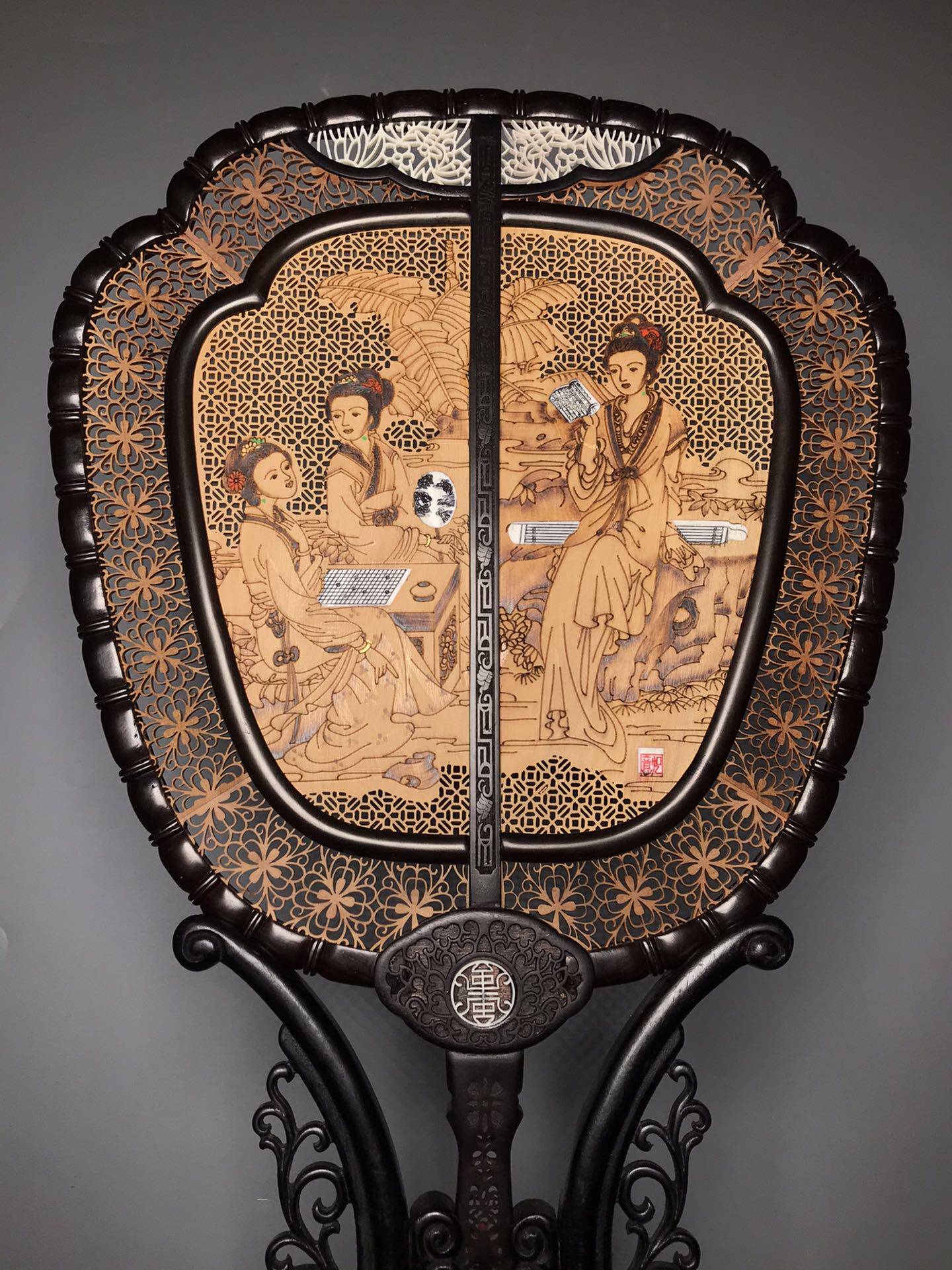 골동품 및 기타 골동품 나무 조각 컬렉션 침향으로 상감된 흑단 손으로 조각한 숙녀 궁전 부채 병풍 장식품