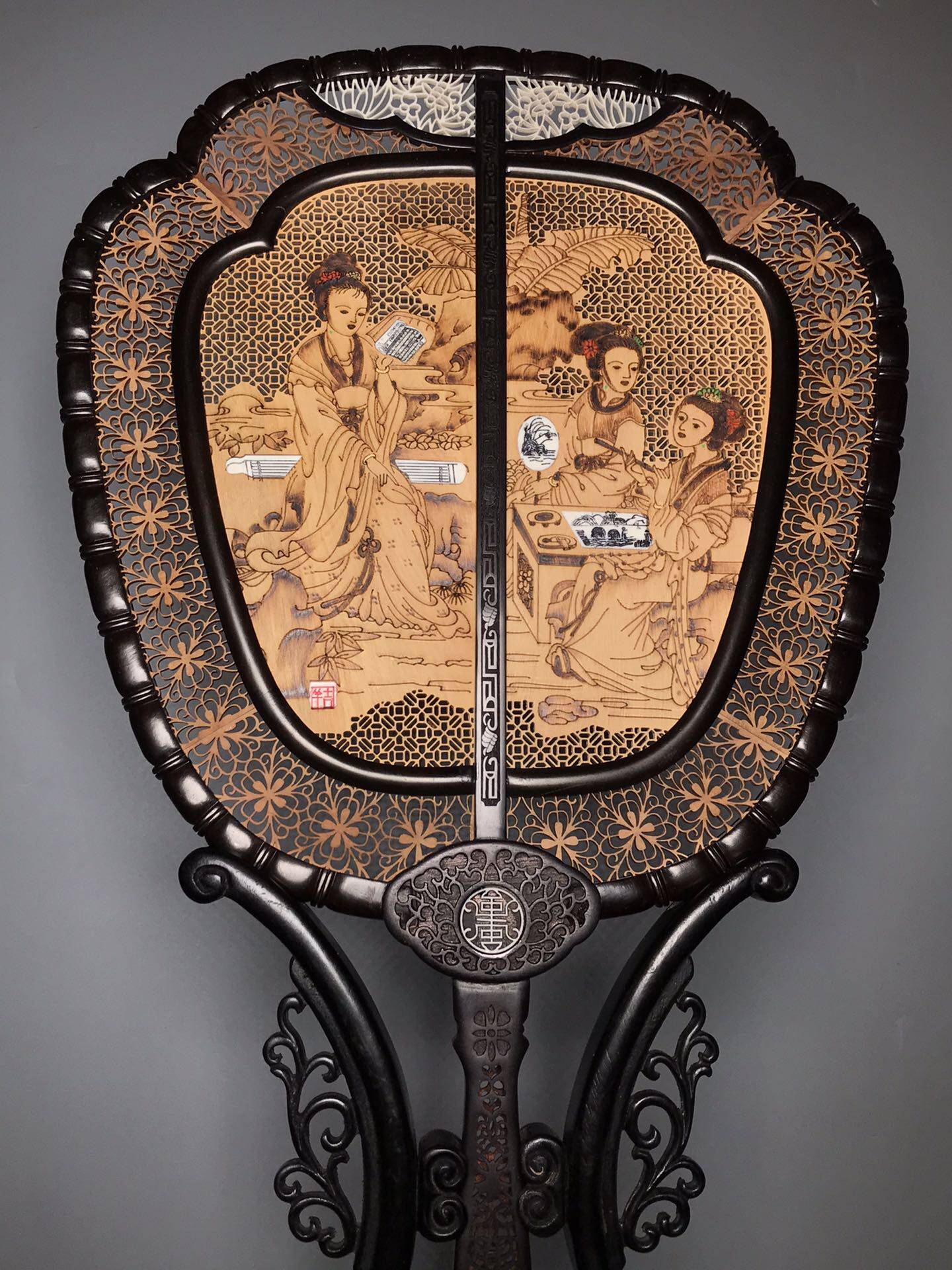 골동품 및 기타 골동품 나무 조각 컬렉션 침향으로 상감된 흑단 손으로 조각한 숙녀 궁전 부채 병풍 장식품