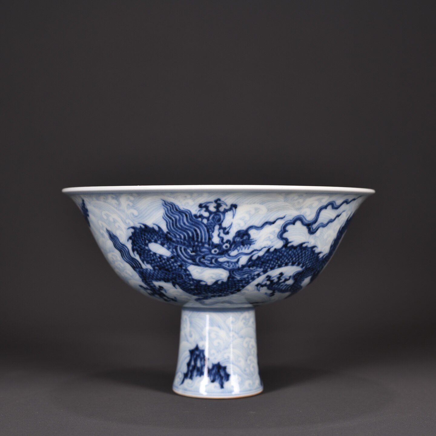 手绘青花海水龙纹高足碗明宣德瓷器回流老艺术品古董古玩收藏摆件