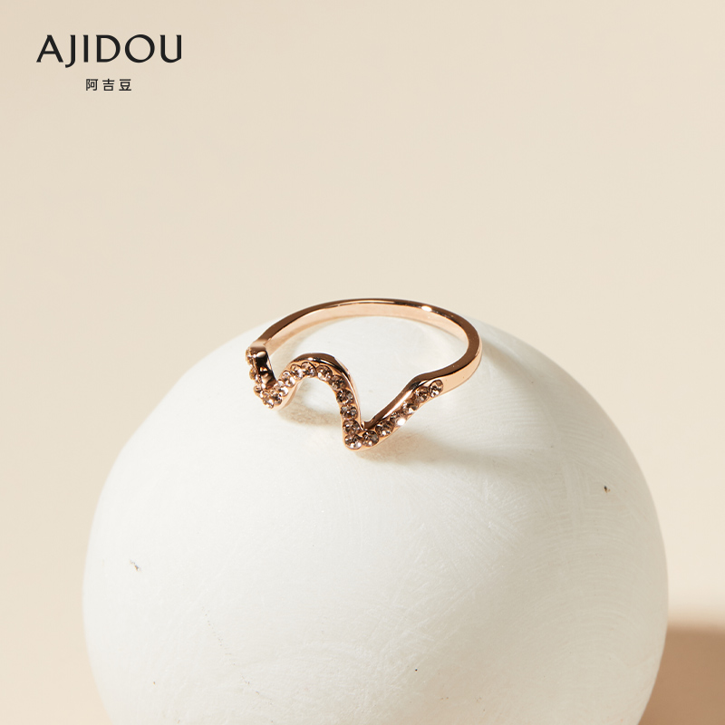 阿吉豆女玫瑰金波纹装饰锆石戒指