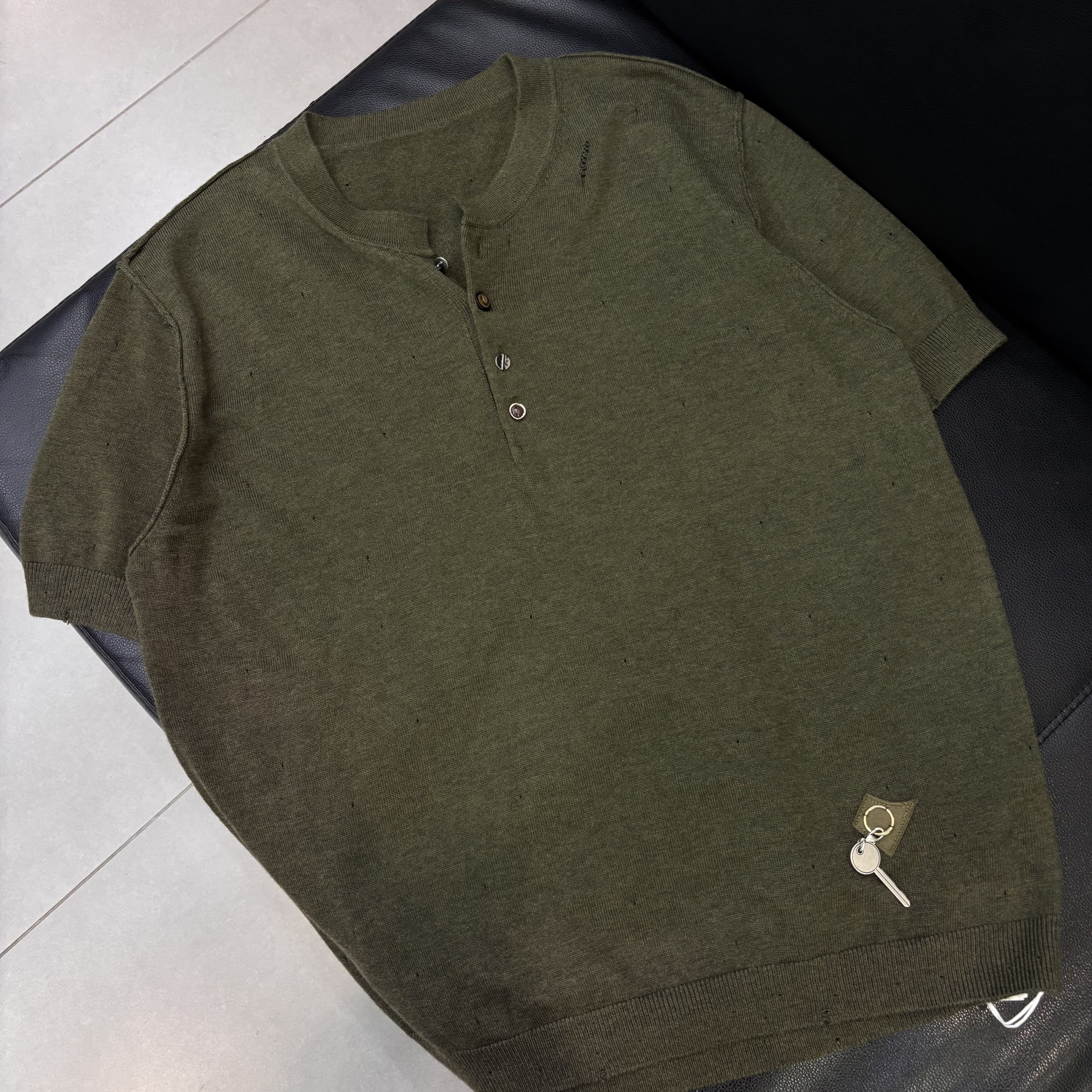 2026春季新款圆领短袖针织衫新款三粒扣针织T恤衫青年纯色打底衫