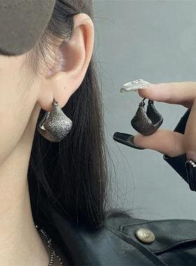 小众设计感枪黑色摇篮耳扣女2024年新款潮复古港风耳环冷淡风耳饰