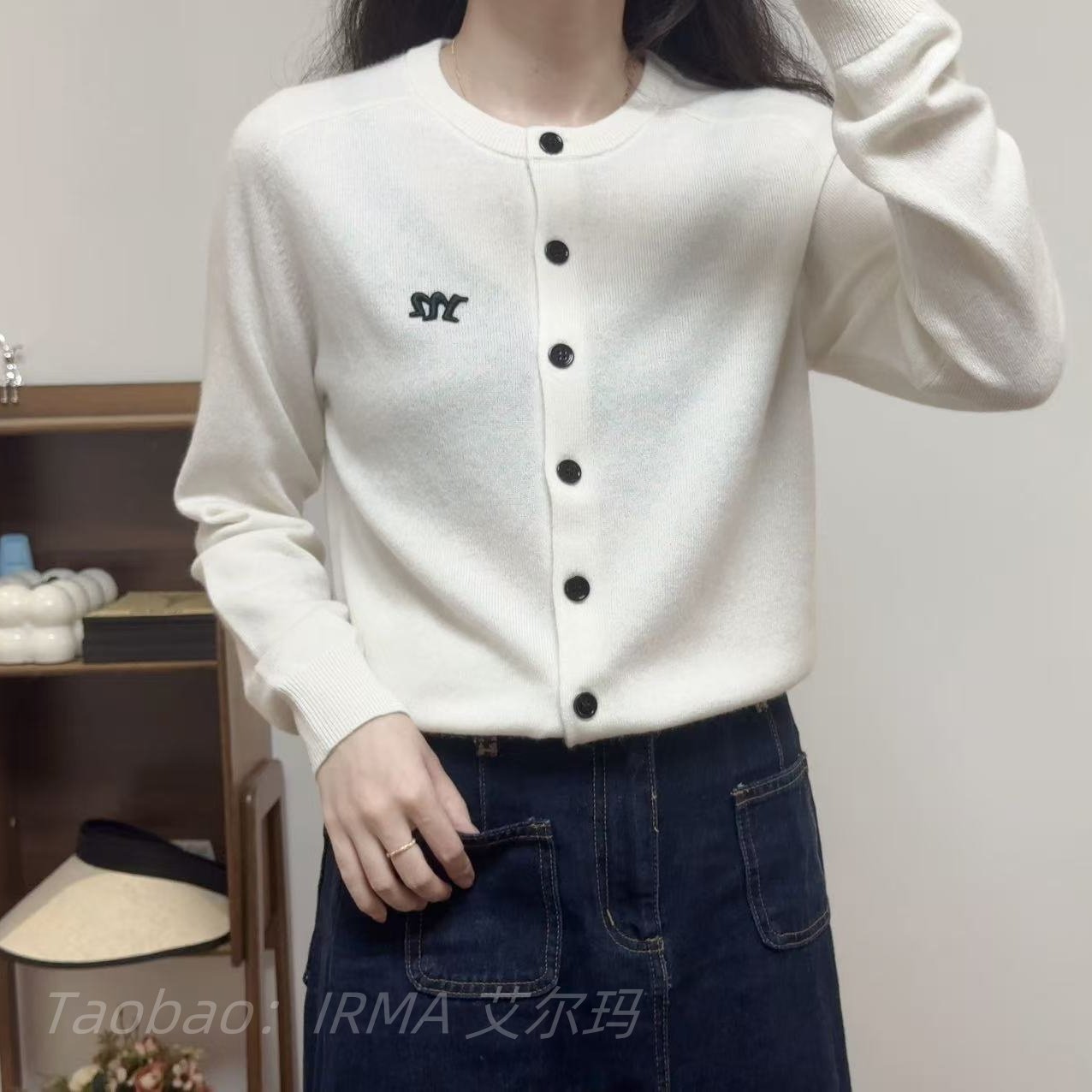 山羊绒字母刺绣圆领针织开衫