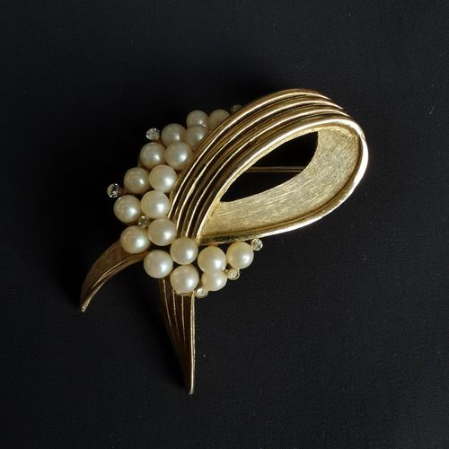 Vintage Trifari 金色花纹珍珠绳结胸针
