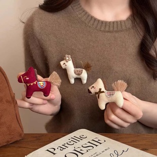 马年开运可爱毛绒布艺小马胸针女大衣毛衣别针固定扣本命年配饰