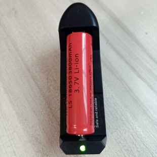 18650锂电池3.7V座充 强光手电筒4.2V充电器 充电器智能