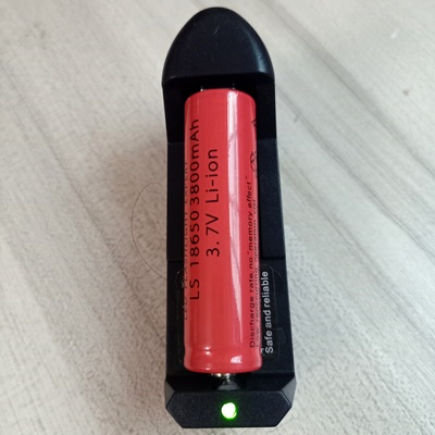 18650锂电池3.7v座充强光手电筒