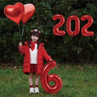 跨年数字气球红色2026马年新年氛围布置装饰小男女孩儿童拍照道具