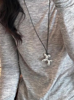 简约黑绳气球狗吊坠项链女高级感日常百搭毛衣链小众个性情侣配饰