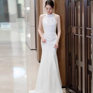 影楼主题服装婚纱摄影拍照酒红色草坪森系缎面鱼尾极简风抹胸礼服