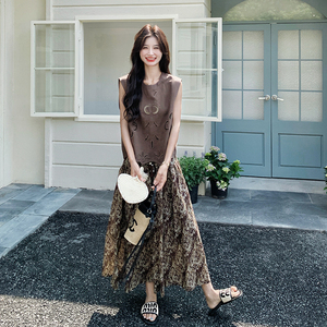 夏日绝美穿搭套装女2025新款高级感时尚镂空上衣碎花半身裙两件套图片