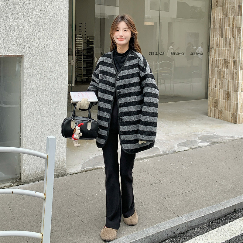条纹毛呢外套冬季女2024新款小个子加棉气质单排扣短款厚呢大衣,女装皮草,浙宝099
