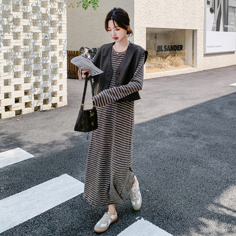 韩系PU皮马甲条纹女春秋2025新款独特绝美盐系减龄长裙图片