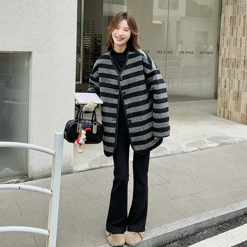 条纹毛呢外套冬季女2024新款小个子加棉气质单排扣短款厚呢大衣，女装皮草，浙宝099