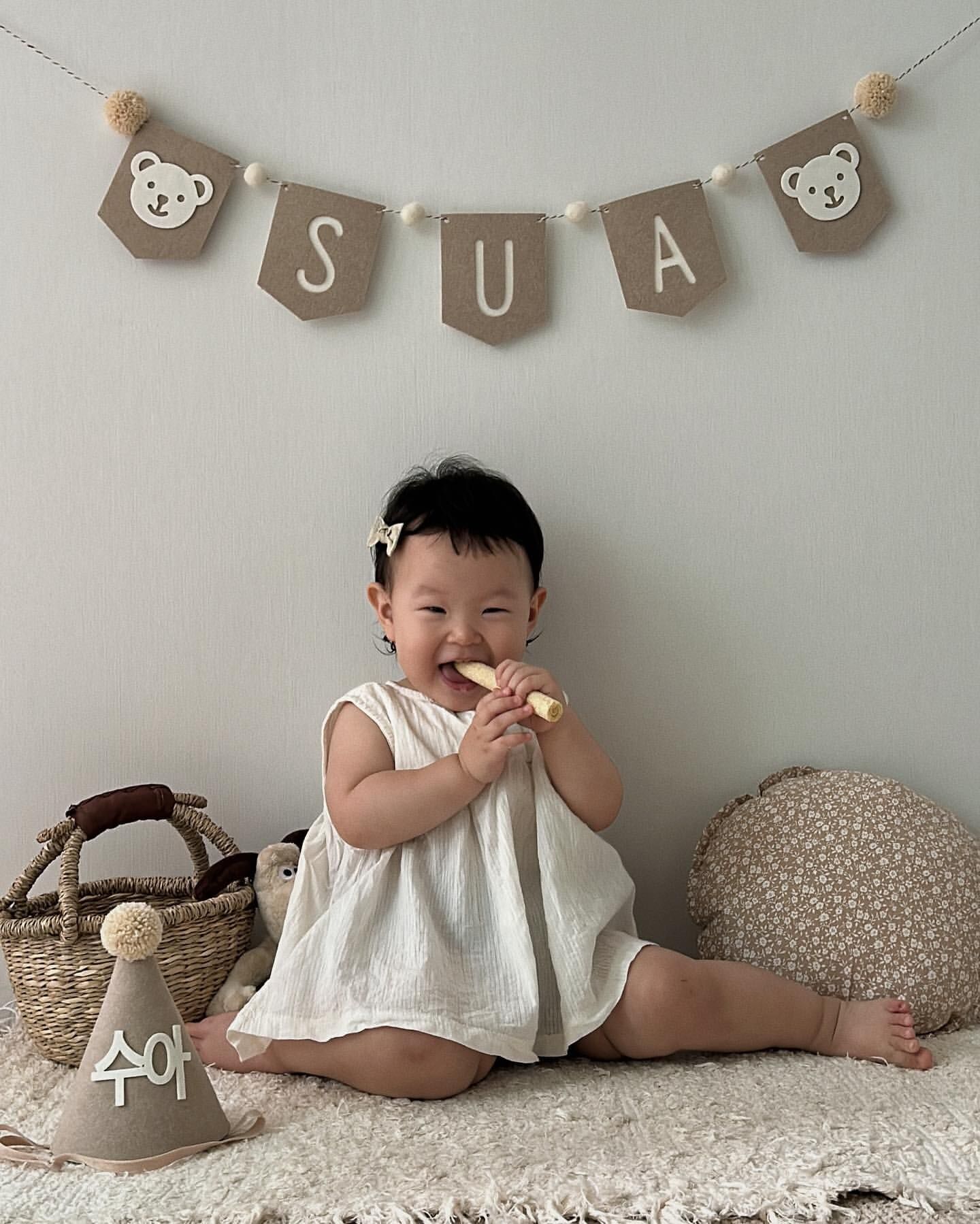 宝宝满月礼物名字定制拉旗字母帽子百天小尖帽毛毡生日帽拍照道具