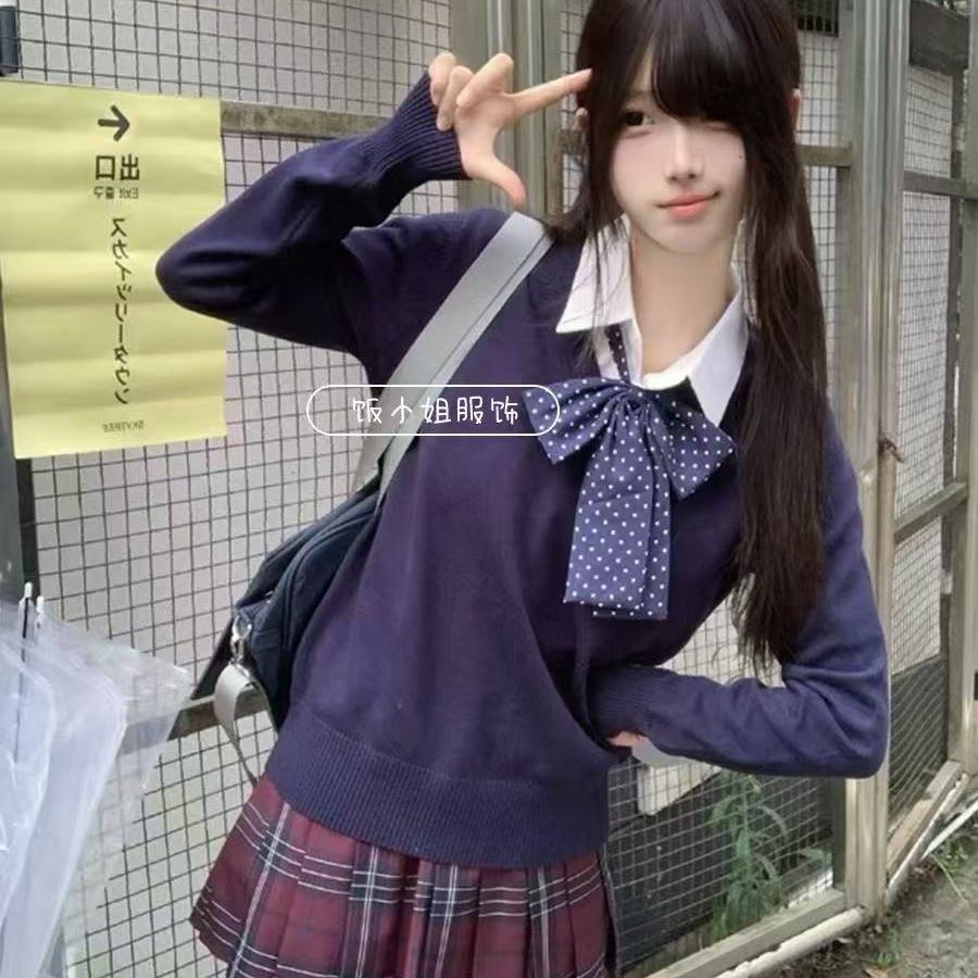 绀色套头毛衣衬衫叠穿海棠红格裙