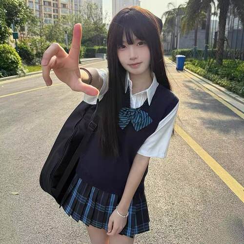 绀马甲V领背心短袖衬衫格裙套装