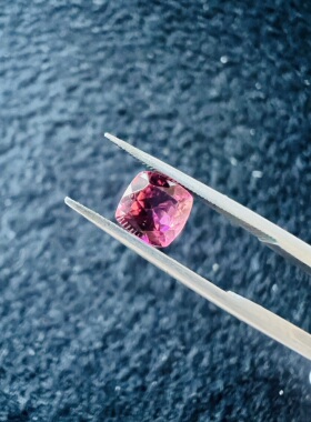 粉红色碧玺正方形枕形颜色艳丽浓郁全净体精切工艺