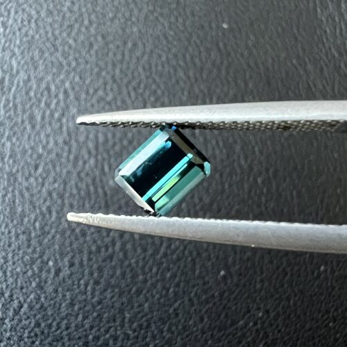0.93克拉天然蓝色碧玺全净体精切工艺