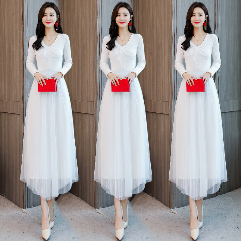 白色针织连衣裙v领长袖秋冬2026新款网纱裙子秋装打底毛衣长裙