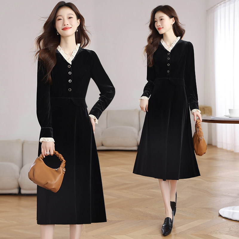 实拍 赫本风小黑裙法式复古收腰显瘦长袖丝绒连衣裙女秋冬高级感